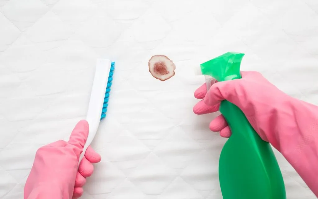 como tirar mancha de sangue do colchão